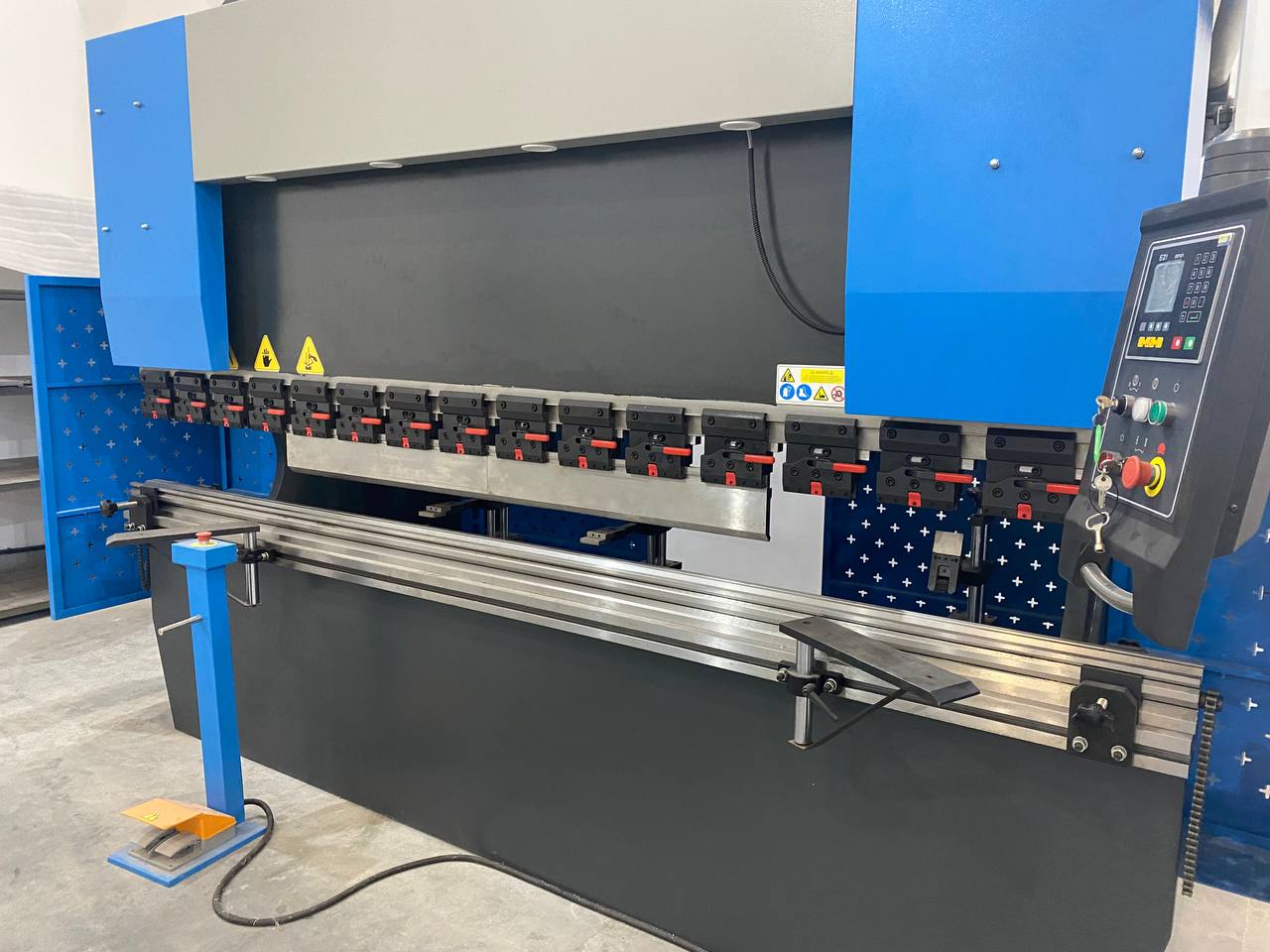 Гибка листового металла на заказ в Москве - станок в работе