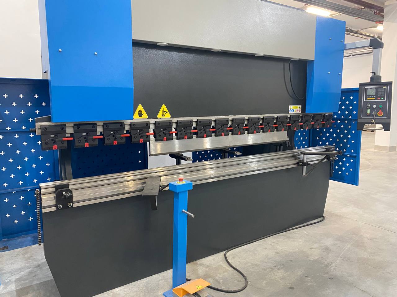 Гибка нержавеющей стали AISI 304 - чистые углы без трещин