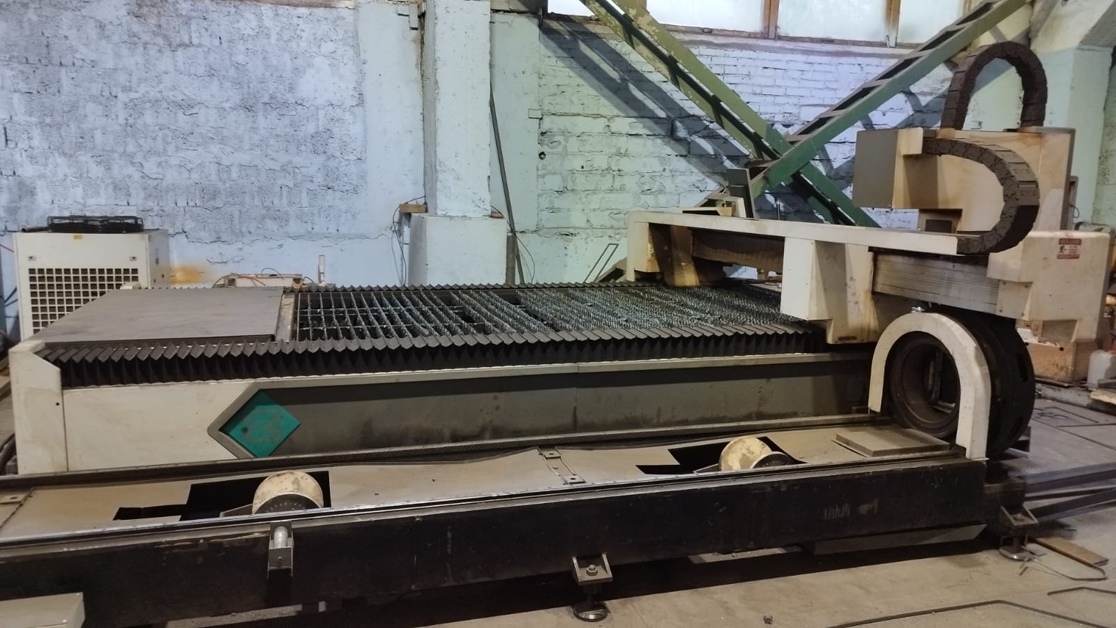 Лазерная резка листового металла - оператор за пультом