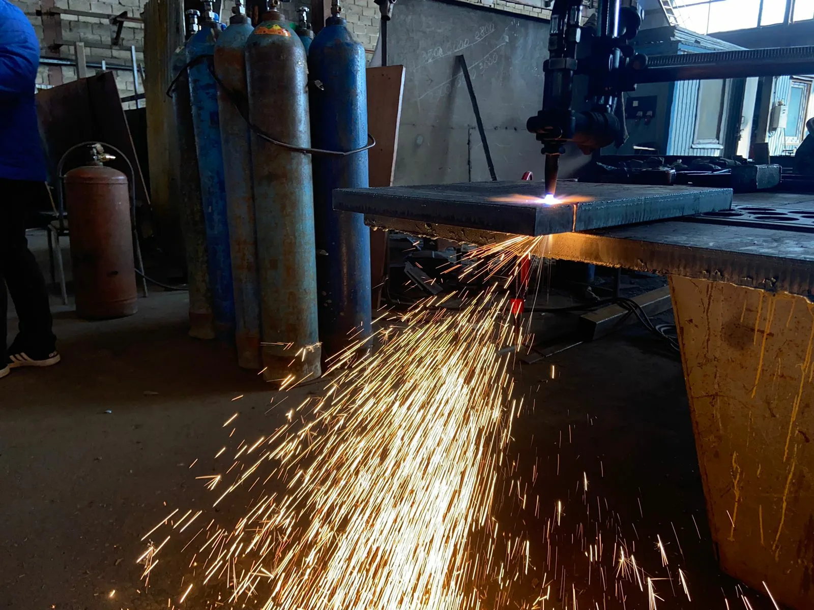 Кислородная резка металла на заказ | Газокислородная резка листового и фасонного проката в Москве