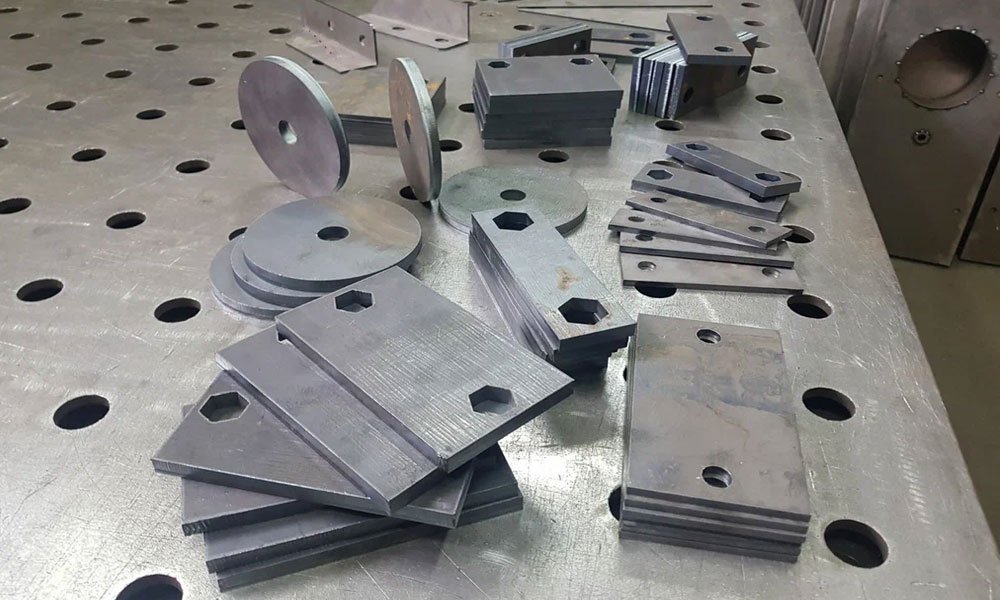 Металлическая пластина с отверстиями