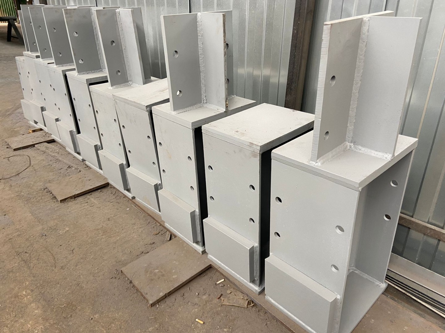 Надколонник металлический