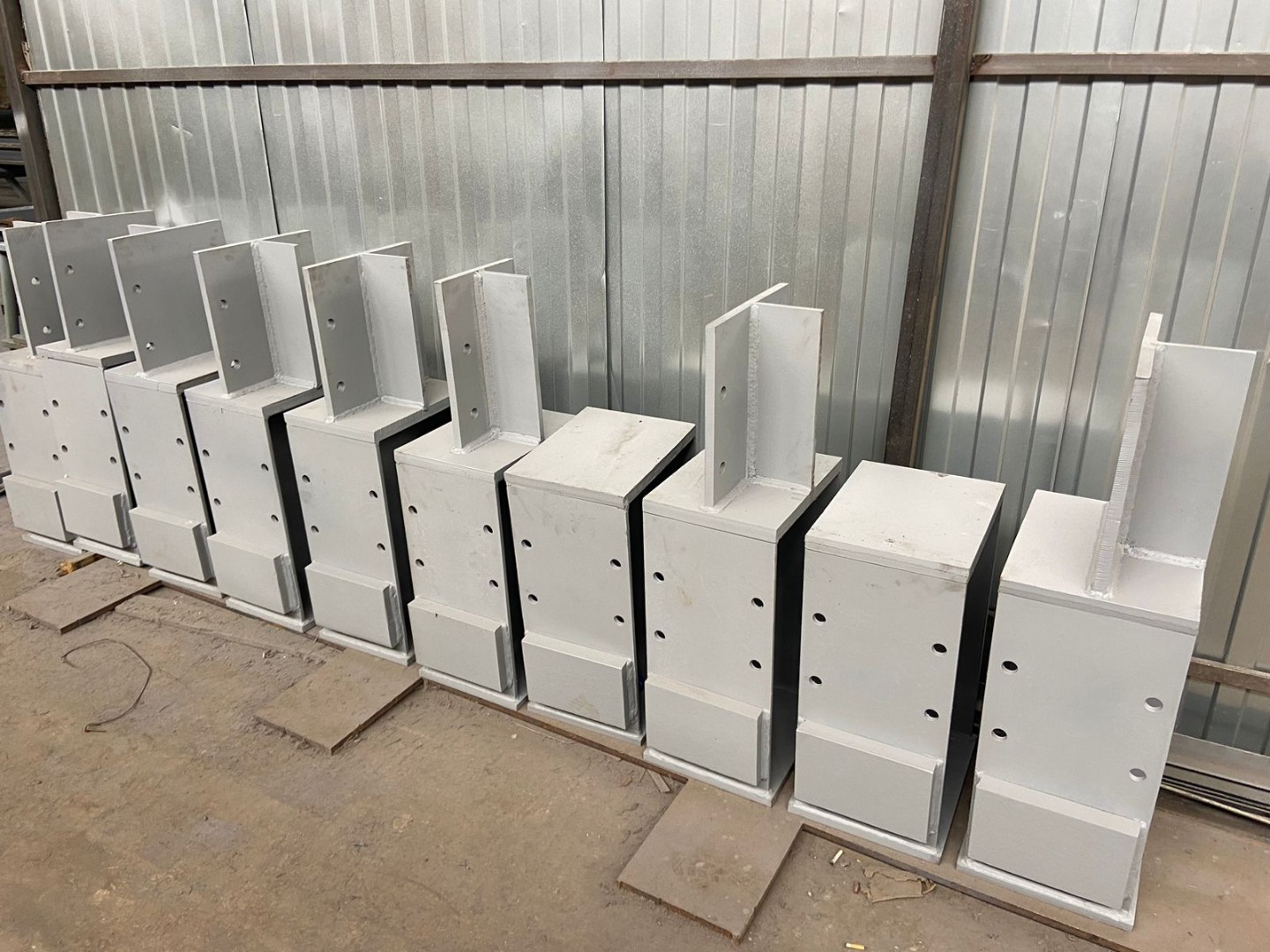 Надколонник металлический